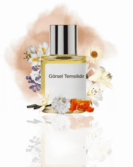 THE DOROS ABSAFRON 026 için beyaz çiçekler, vanilya ve amber dokularıyla hazırlanan modern koku sunumu; lavanta ve çiçeksi tonların yer aldığı temsil görseli.
